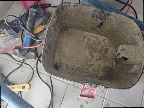 연제구 누수탐지 배관 압력 검사와 수분 측정으로 누수 위치를 좁히는 현장 모습
