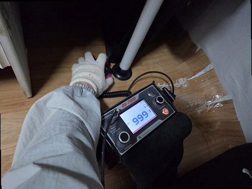 연제구 누수탐지 공압검사와 청음탐지 장비로 배관 위치를 확인하는 모습