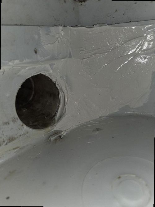 청주시 흥덕구 누수탐지 싱크대 하부장과 주변 벽면의 누수 흔적을 확인하는 모습