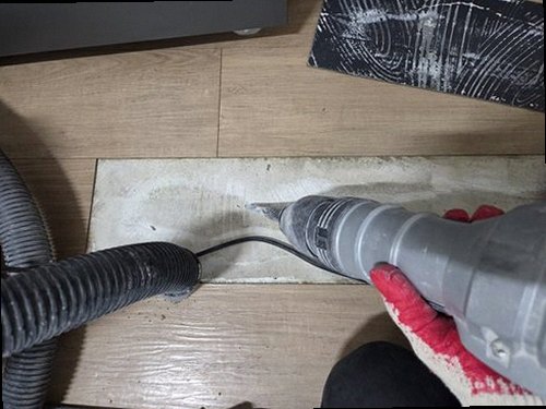 구리 누수탐지 벽지와 몰딩의 습기 흔적을 확인하는 현장