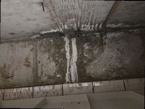 소사구 누수탐지 욕실 바닥과 배수구 주변의 방수 상태를 점검하는 모습