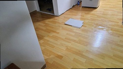 가평 누수탐지 거실 천장과 벽면에 나타난 누수 흔적을 확인하는 모습