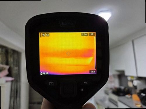 가평 누수탐지 건물 내부 급수관과 난방관 구조를 보여주는 누수 원인 안내 이미지