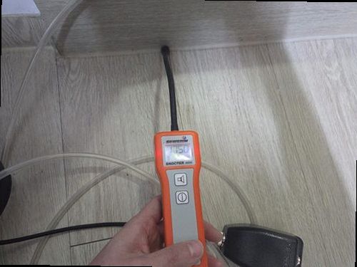 원미구 누수탐지 공압 게이지와 청음 장비로 매립 배관 누수 위치를 확인하는 모습