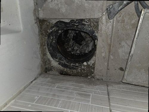 원미구 누수탐지 천장과 벽면에 나타난 누수 흔적을 확인하는 모습