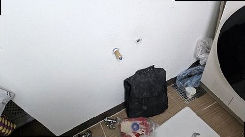천안시 서북구 누수탐지 천장 누수 흔적과 벽면 수분 상태를 확인하는 모습