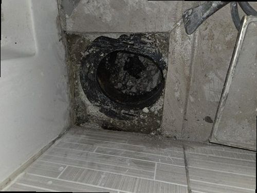천안시 서북구 누수탐지 천장 얼룩과 벽면 습기 흔적을 점검하는 모습