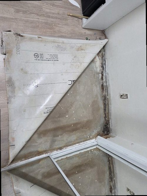 남동구 누수탐지 천장 얼룩과 베란다 바닥 습기를 비교하는 점검 모습