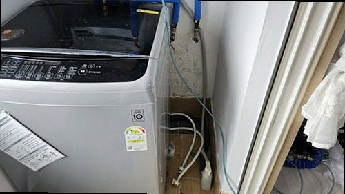 오정구 누수탐지 베란다 바닥과 천장 누수 흔적을 비교하는 현장 점검
