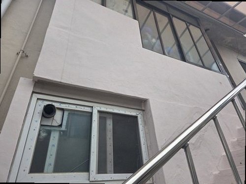 종로구 누수탐지 베란다 벽면의 물자국과 창틀 주변 누수 흔적