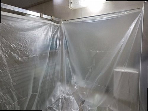 종로구 누수탐지 싱크대 하부장 급수 호스와 앵글밸브 연결부를 점검하는 모습