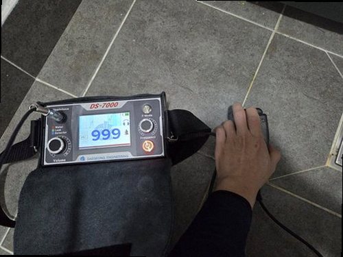 종로구 누수탐지 천장과 벽면의 누수 흔적을 확인하는 모습