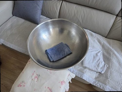 부산 동구 누수탐지 거실 천장 누수 흔적과 벽지 들뜸 상태