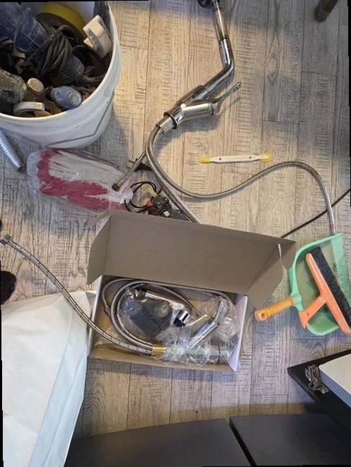 부산 동구 누수탐지 천장 누수 흔적과 배관 점검 위치를 비교하는 모습
