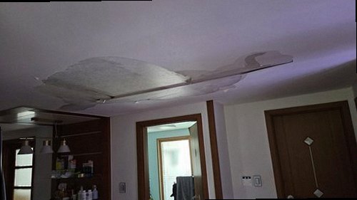 파주 누수탐지 천장 얼룩과 수분 분포를 확인하는 현장 점검 모습