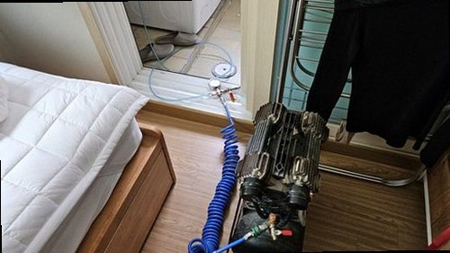 파주 누수탐지 수도계량기 별침과 공압 측정기를 확인하는 현장 점검 모습