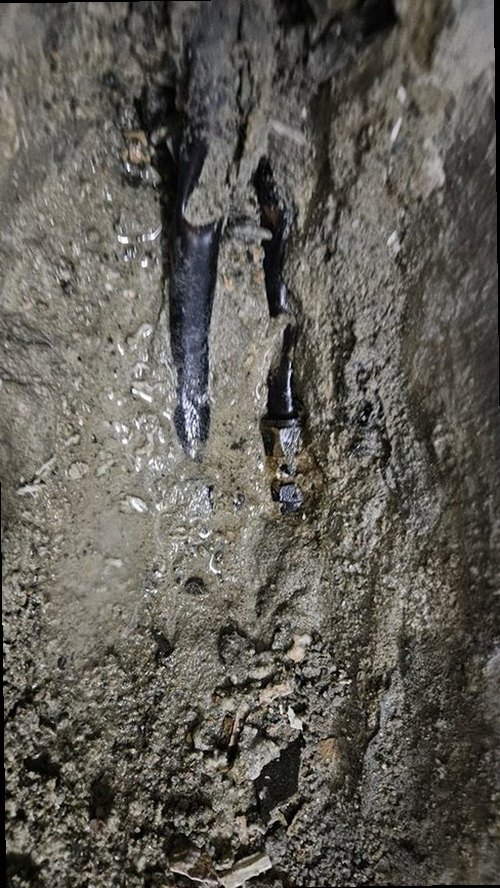 파주 누수탐지 수도계량기 별침과 잠금 밸브를 확인하는 모습