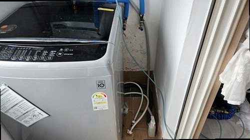 계양구 누수탐지 베란다 천장 누수 흔적과 창틀 주변 점검 모습