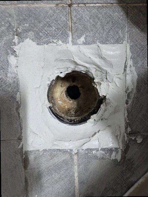 계양구 누수탐지 천장 누수 흔적과 주변 벽면을 확인하는 현장