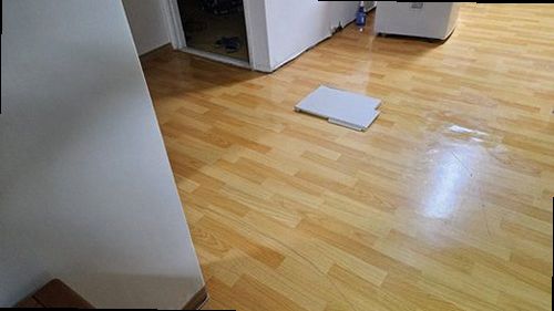 사하구 누수탐지 열화상 카메라와 공압 게이지로 배관 상태를 점검하는 모습